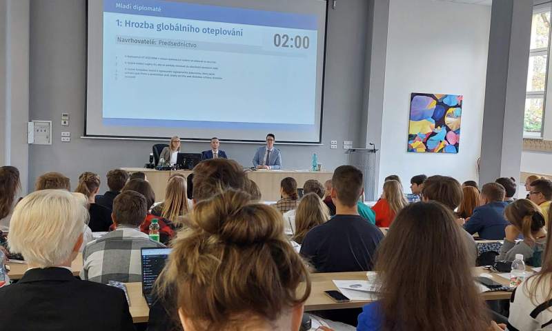 mladí diplomaté