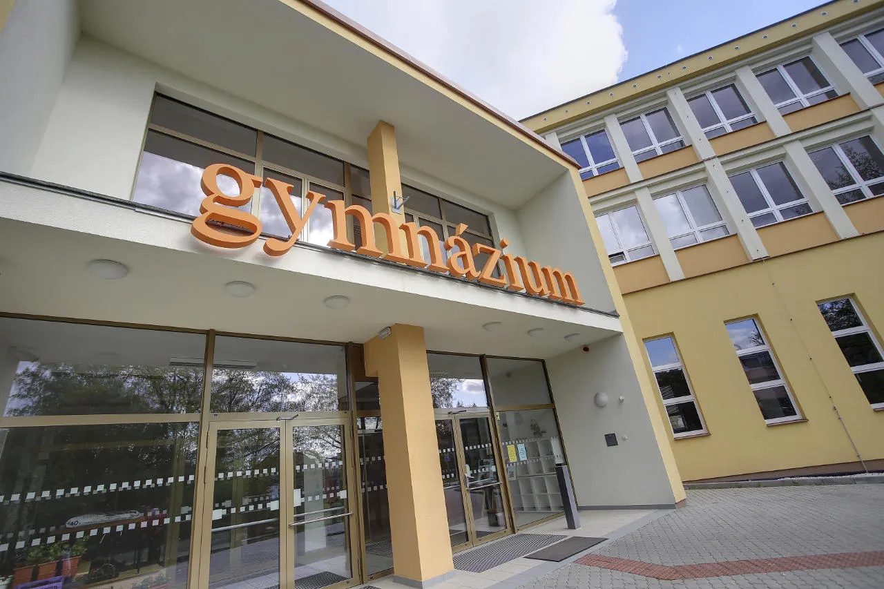 První české gymnázium v Karlových Varech